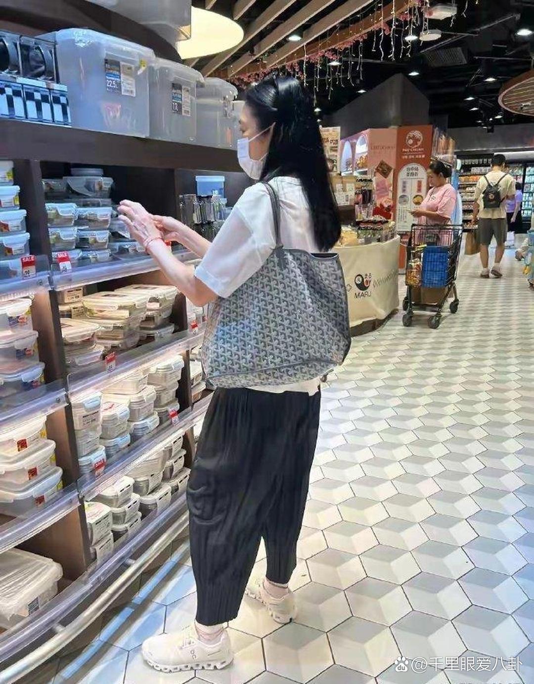 刘德华﻿老婆朱‍﻿丽⁠倩⁠逛超‏市，﻿60岁‍头‎‏‎发‍乌黑，背着1万的包‏，真人挺﻿‎‍朴素‎﻿