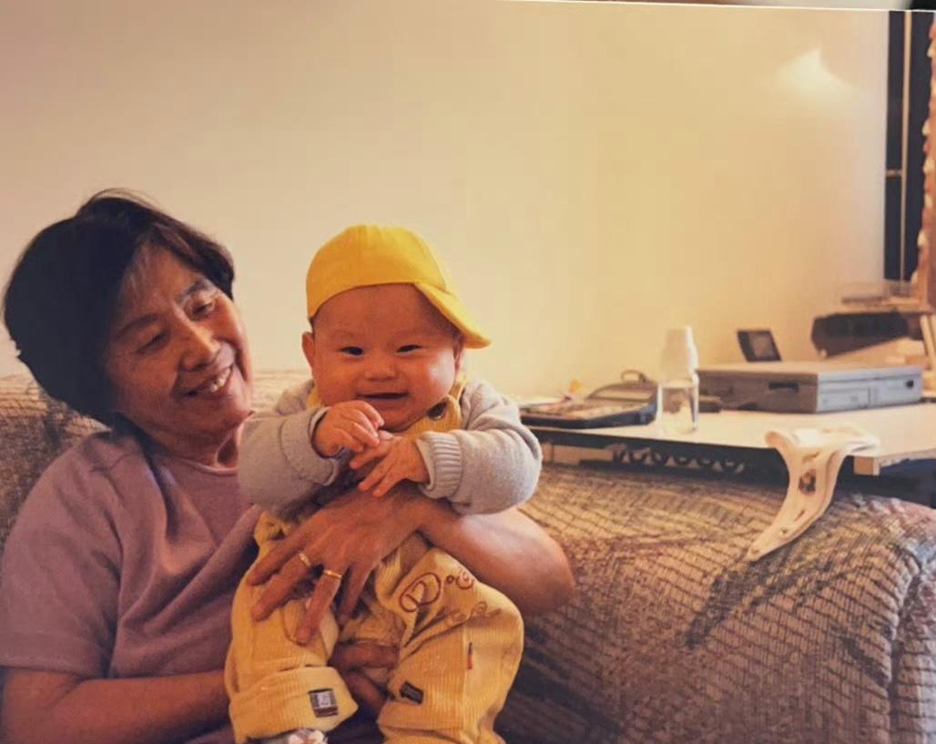 李弘权在母亲节之际向已去世的姥姥表达怀念之情。5月11日，上海久事男篮队员李弘