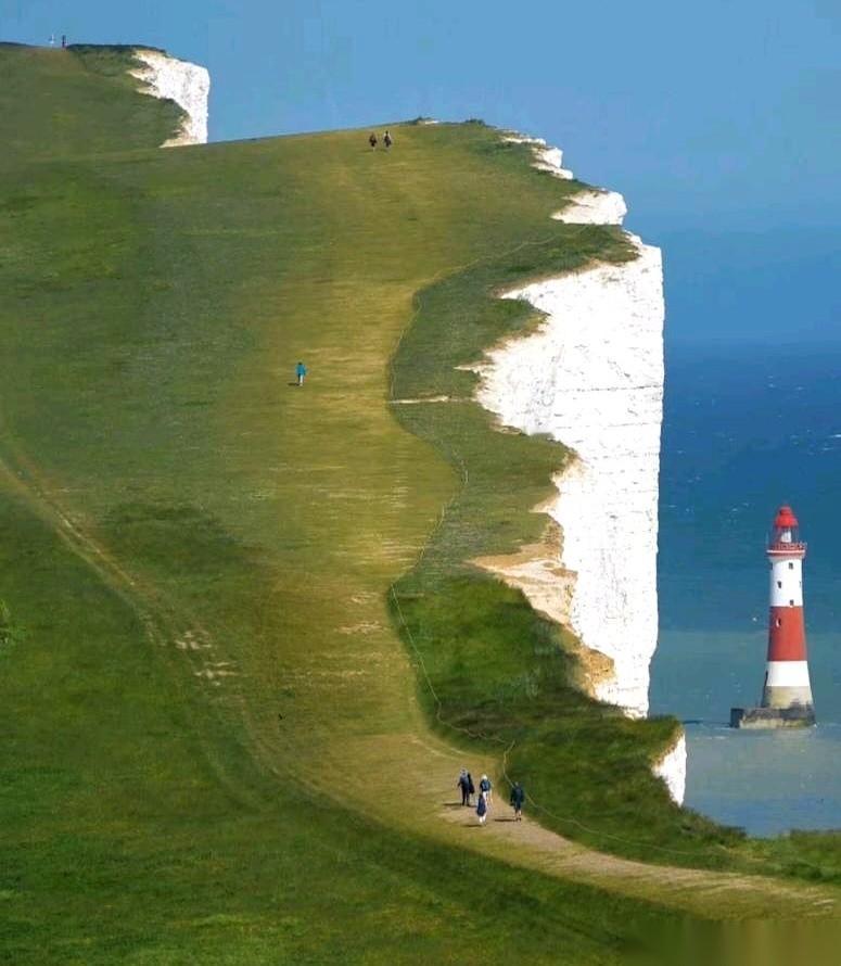 今天在药店，撞见个老熟人。他攥着两张身份证，几乎是在求药剂师，给开两盒安眠药，