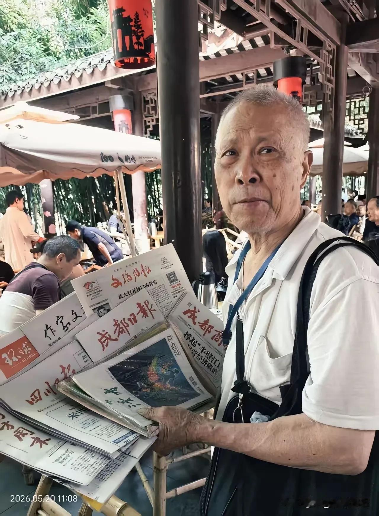 成都，一个老卖报人最后的坚守！这位卖报纸的老人在人民公园偶尔见到过，但是看到买