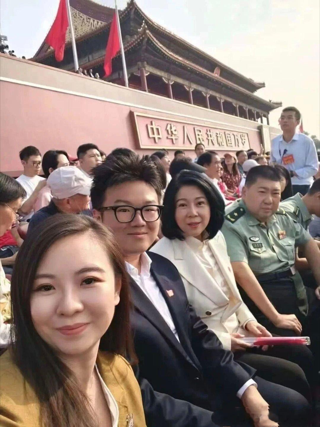 【9.3大阅兵，毛新宇、孔东梅现身天安门观礼台！今日中国，如伟人所愿！】九三盛