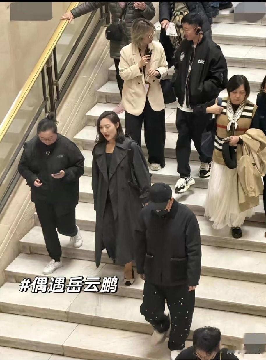 11月12日，岳云鹏带队现身巴黎卢浮宫，引发关注。他和搭档孙越即将在巴黎开