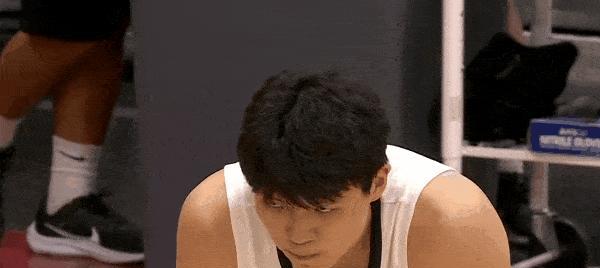 开局3次失误，差点被全网看衰。结果他用一项能力，让NBA教练闭嘴。说的就是杨