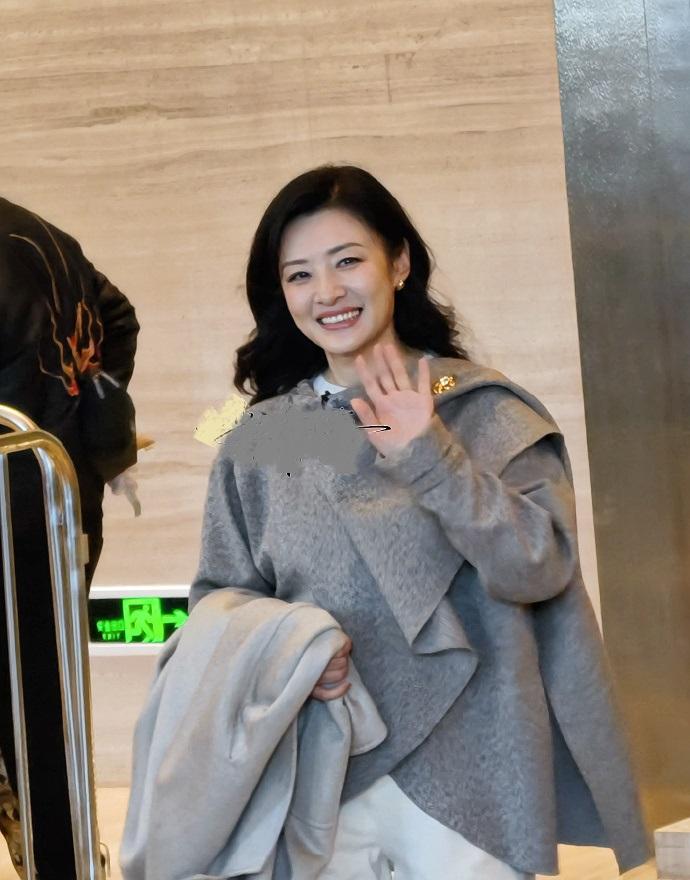 今天周涛在出席活动的时候搭配的很有格调，看上去年轻又迷人，气质超好。周涛上身