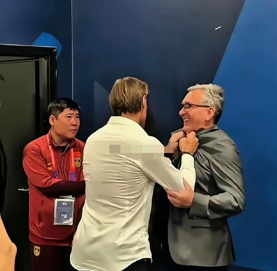 国足主教练薪资多少合适？小编认为基础工资不可太高，比赛赢球奖金可以高奖励。就拿