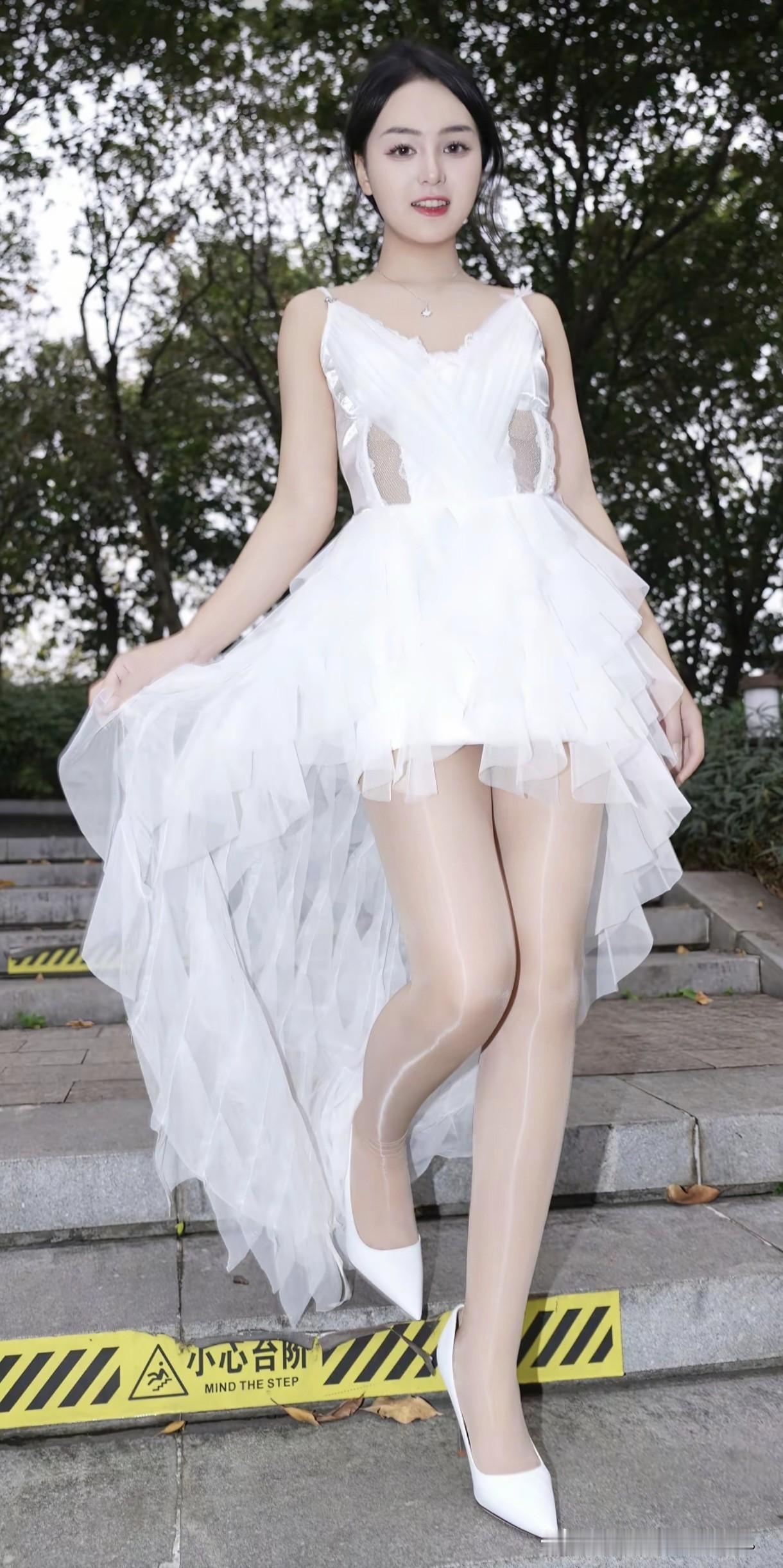 甜美公主风，轻盈飘逸的白色连衣裙，搭配高跟鞋，尽显优雅气质。白色梦幻连衣裙