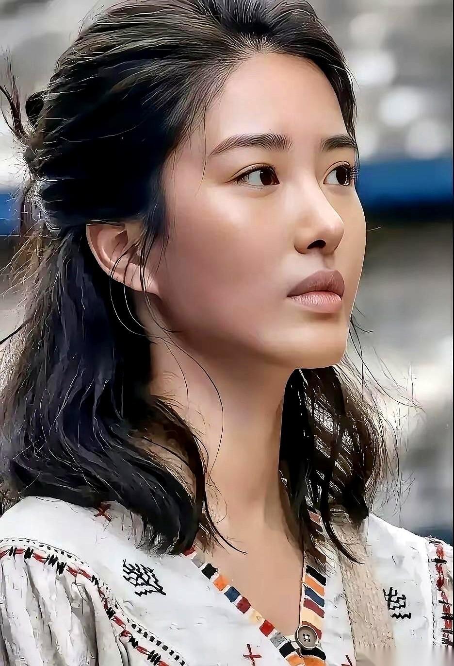 有的女人，你看一眼，脑子里就剩俩字：供着。有的女人，看一眼，你心里就开始疯狂长