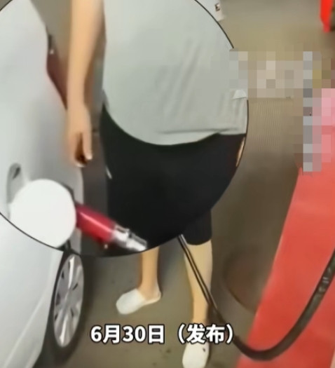 “不作不会死！”一男子在加油站加油时，突然油箱口窜出明火。事后查监控时才发现，正