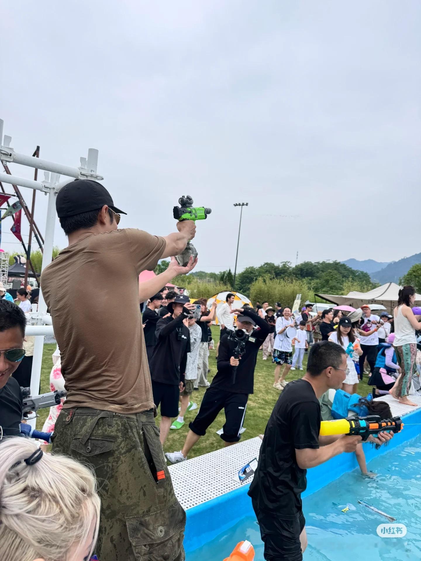 有网友在在千岛湖偶遇撒贝宁老师，哈哈哈哈这个T恤颜色配合上胸肌，好像那种肌肉衣啊