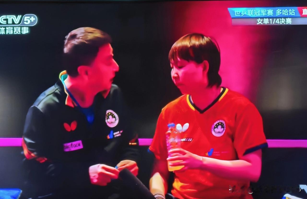 去年仁川冠军赛陈教头总爱握着向鹏的手，向鹏状态神勇拿了冠军；今天虽没拉着朱雨玲的