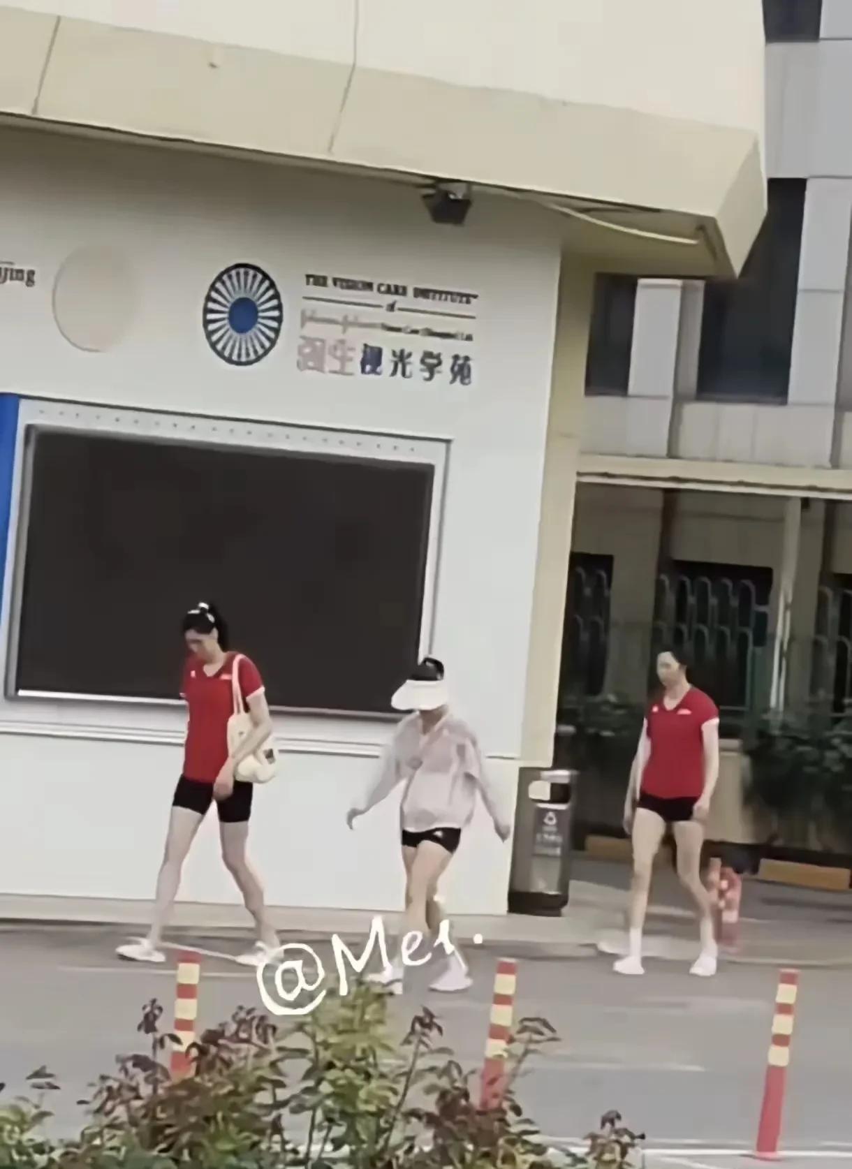 李盈莹有望在世联赛美国站出场，视频中我们看出，参加训练的运动员，身穿黑色中裤，