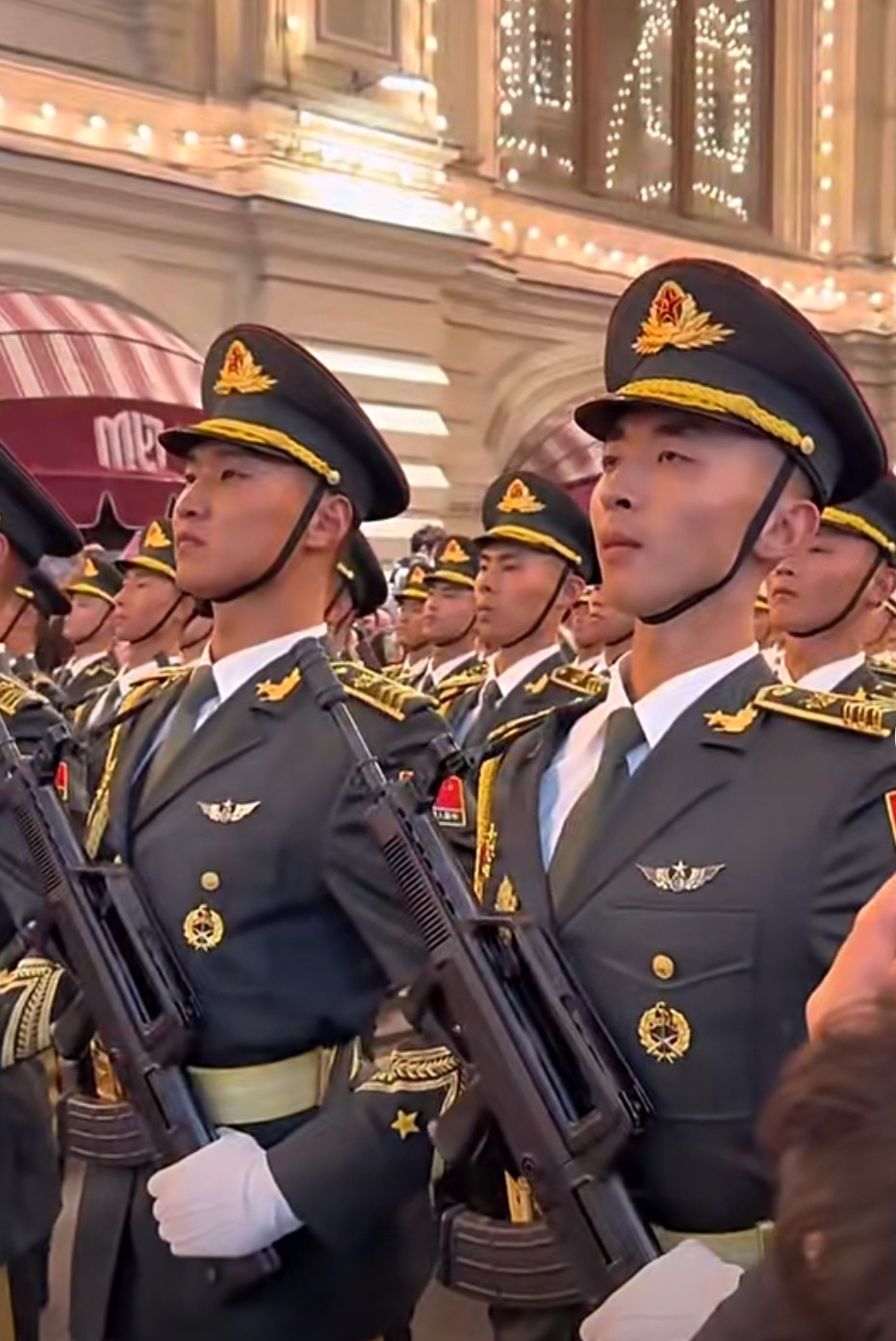 在10年前举办的那场抗战胜利70周年阅兵活动中，应邀出席活动的外国元首有俄罗斯普京、韩国朴槿惠、白俄