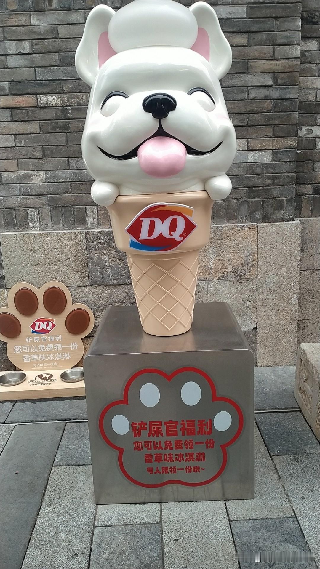 分享一张你的城市下雨的照片卡通图片很可爱，拍下来作为纪念。偶尔出来逛逛古街另有一