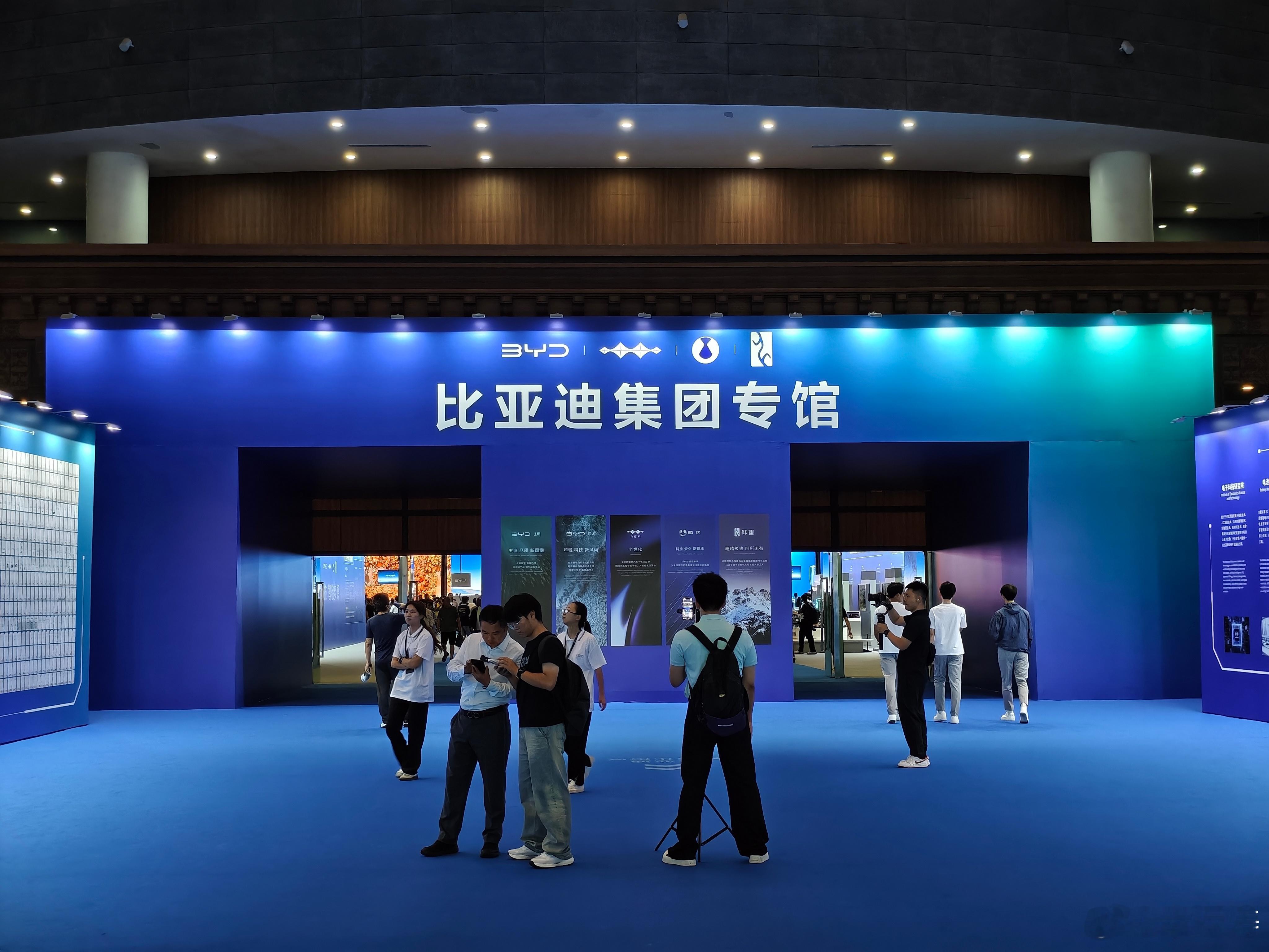 比亚迪集团包了整个馆，一次可以逛个够。展台上的孙悟空和狐妖的装扮很惊艳。​​