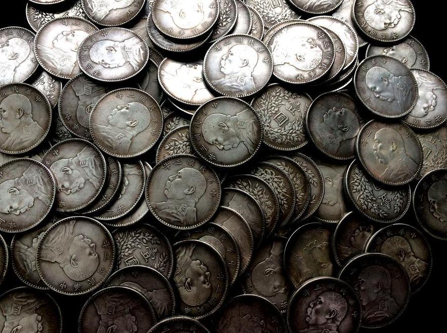 1982年，青海18岁女兵修水管时，挖出2吨银元，她四下张望，确定周围没人后，撒