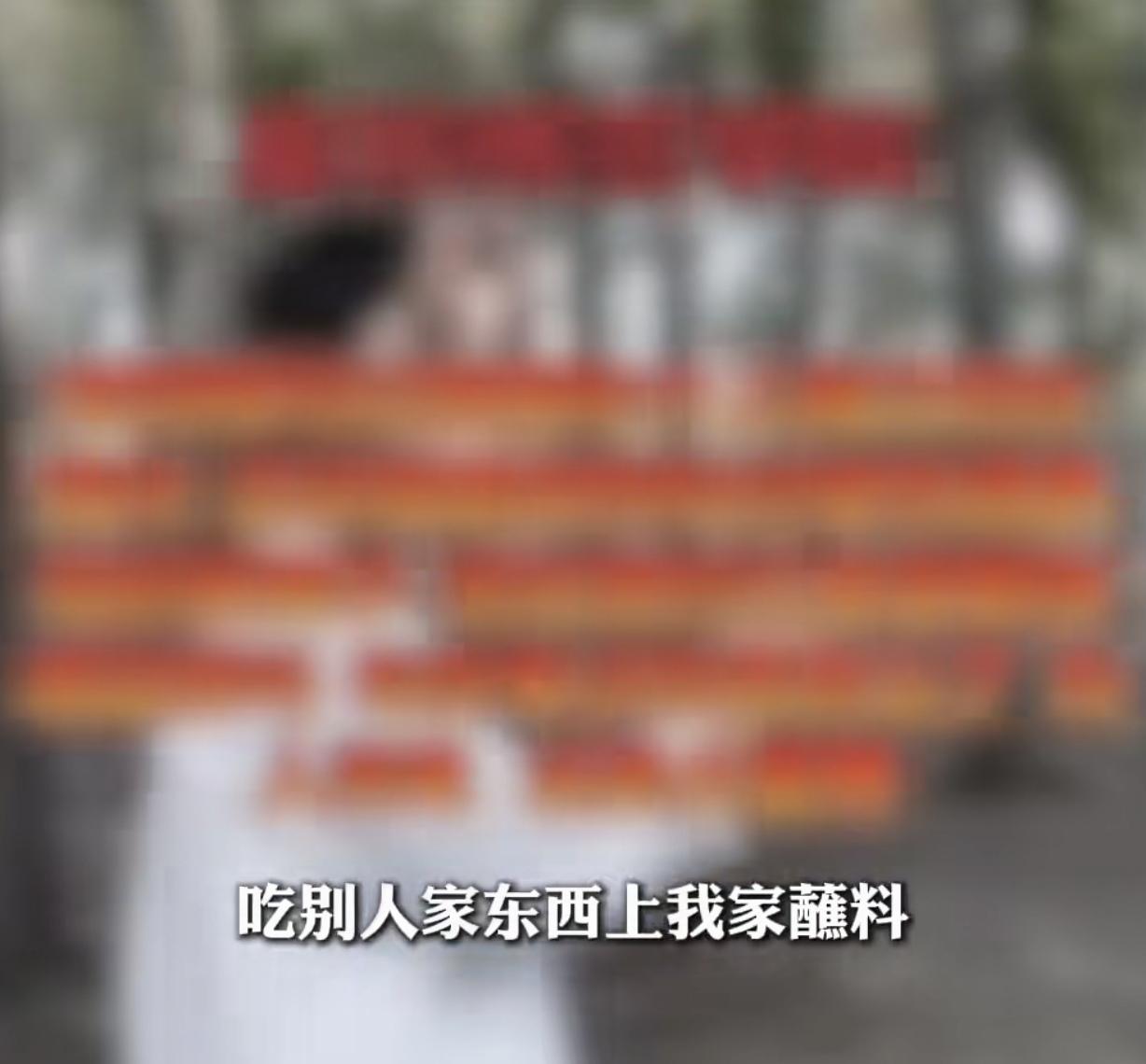 “斯文扫地！”河北廊坊，一高校女老师，在食堂别的摊位买了包子。然后，她跑到一麻辣
