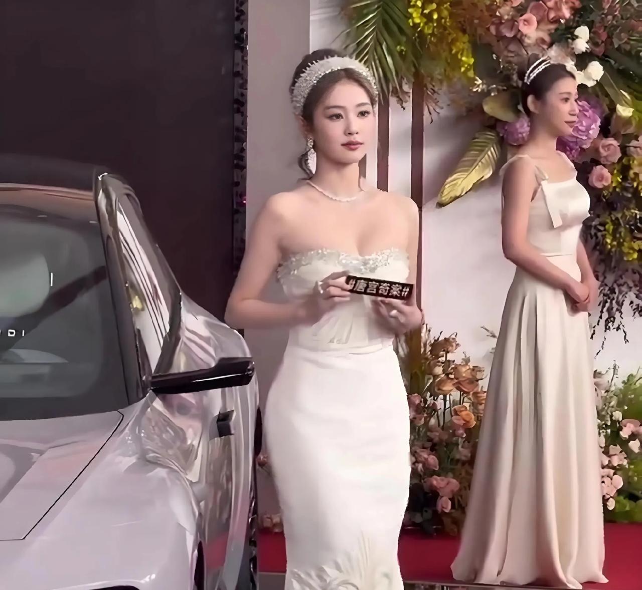 白鹿造型又翻车了，居然被身后的司仪小姐秒到了！娱乐圈造型经常翻车的明星除了周