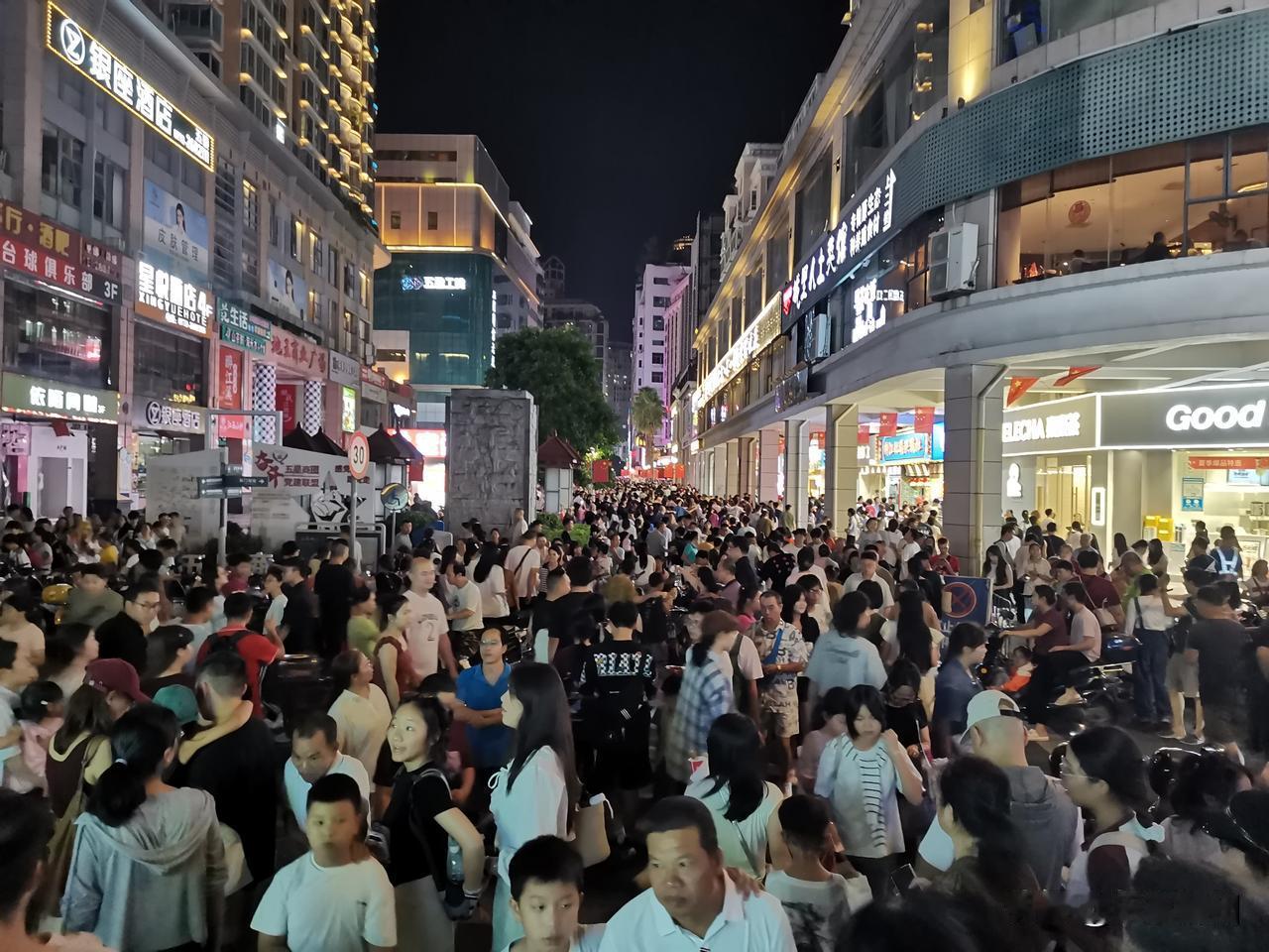 国庆跑去柳州玩，好家伙，这简直就像参加一场“人挤人”的超级大闯关游戏。自从柳州凭