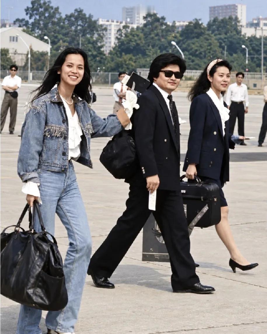 36年前的刘欢和韦唯，意气风发，奔赴演出现场。戴墨镜的刘欢，有着浓密的黑发，迈