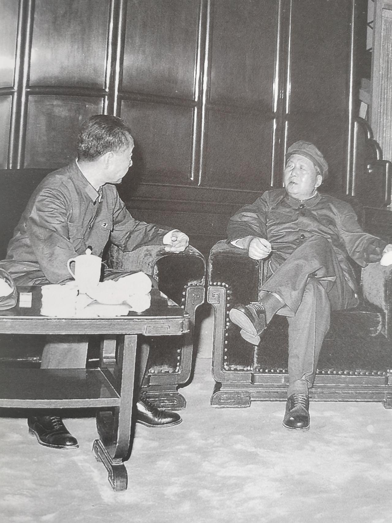 珍惜老照片，怀念毛主席。1966年9月15日，伟大领袖毛主席和敬爱的周总理在一