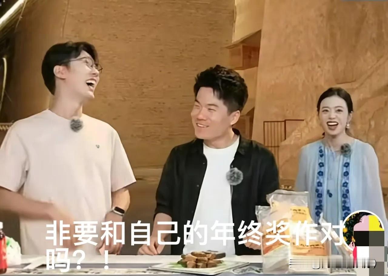 东方甄选直播间又出封神爆笑名场面！小贝、董宇辉、鹏鹏三人互动趣味拉满，欢乐氛围直