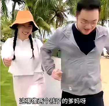 巴图和博谷这对夫妻档最近在三亚接代言被偶遇，两人互动甜到齁！想起当初宋丹丹从反对