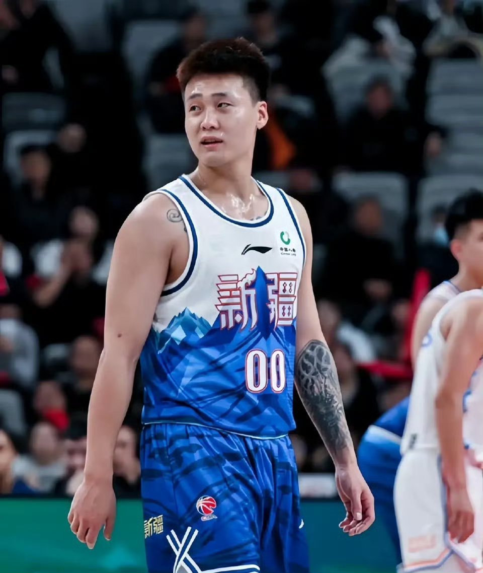 赵睿的家庭成员主要包括：1、父亲父亲赵庆波是山东人，篮球迷，5岁时花钱将赵睿送到