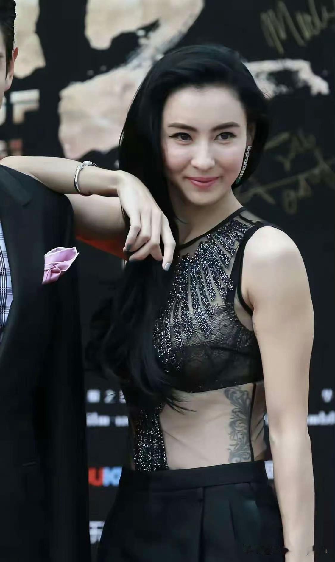 哈？张柏芝胳膊上这个“11.11”纹身啥意思？哈哈哈哈。真不是双十一剁手节啊！