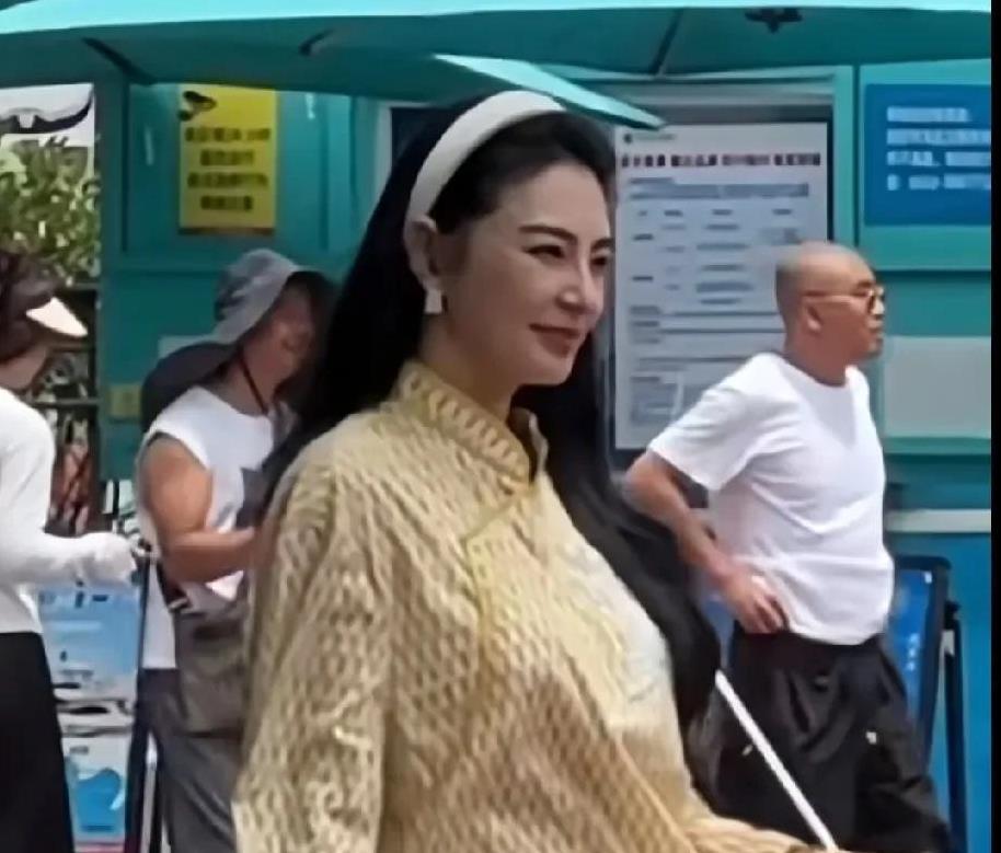 张雨绮呀，什么时候才能变换一下风格呢？别再老是这么可爱啦，重新回归到以前那种美艳