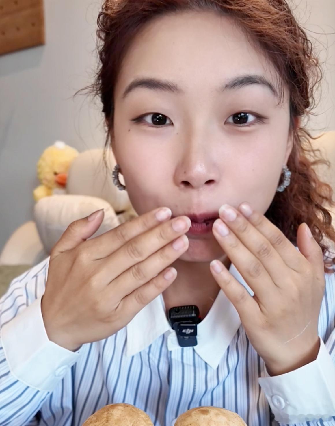 手有什么办法可以变白吗作为女人的第二张脸她也太苍老了肯定是因为举太多稳定器了！