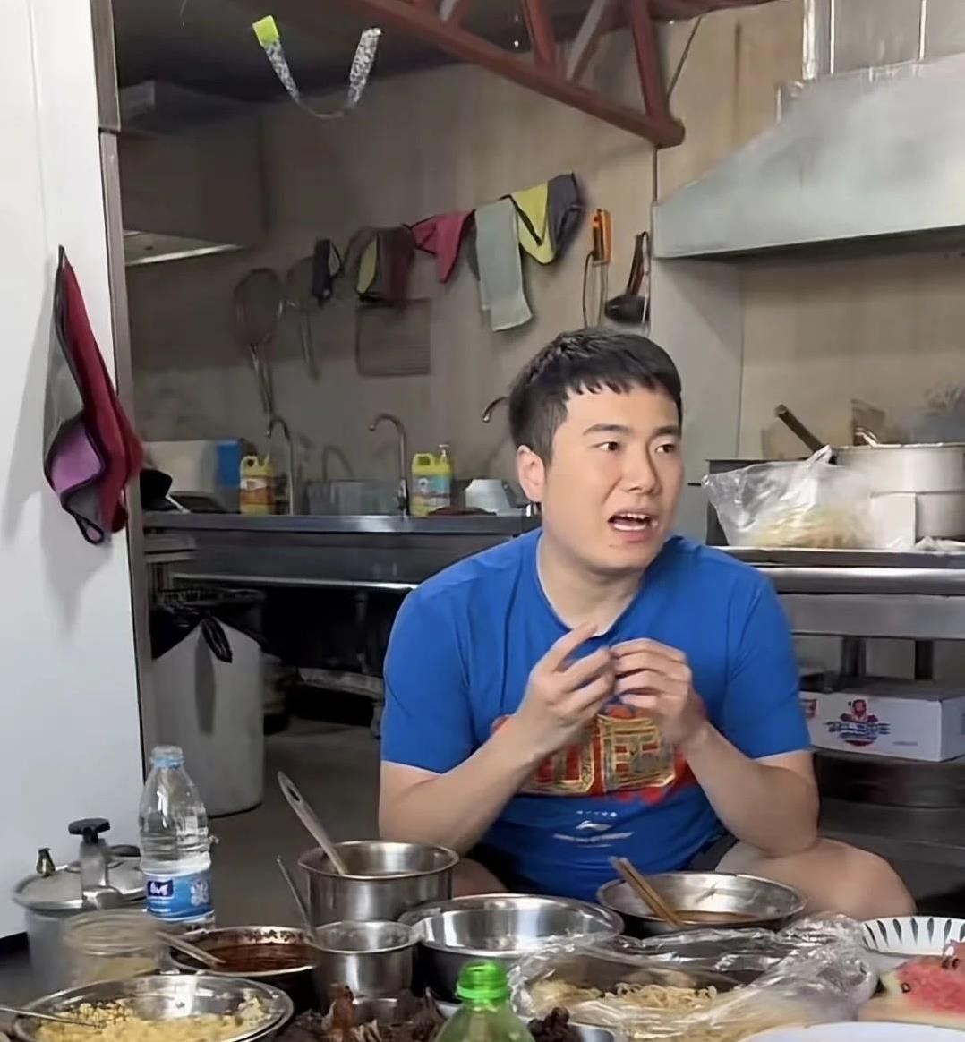 谁说梁靖崑是地主家的傻儿子了？虽然是地主家的，也有矿，但人家走出来一条和村里二代