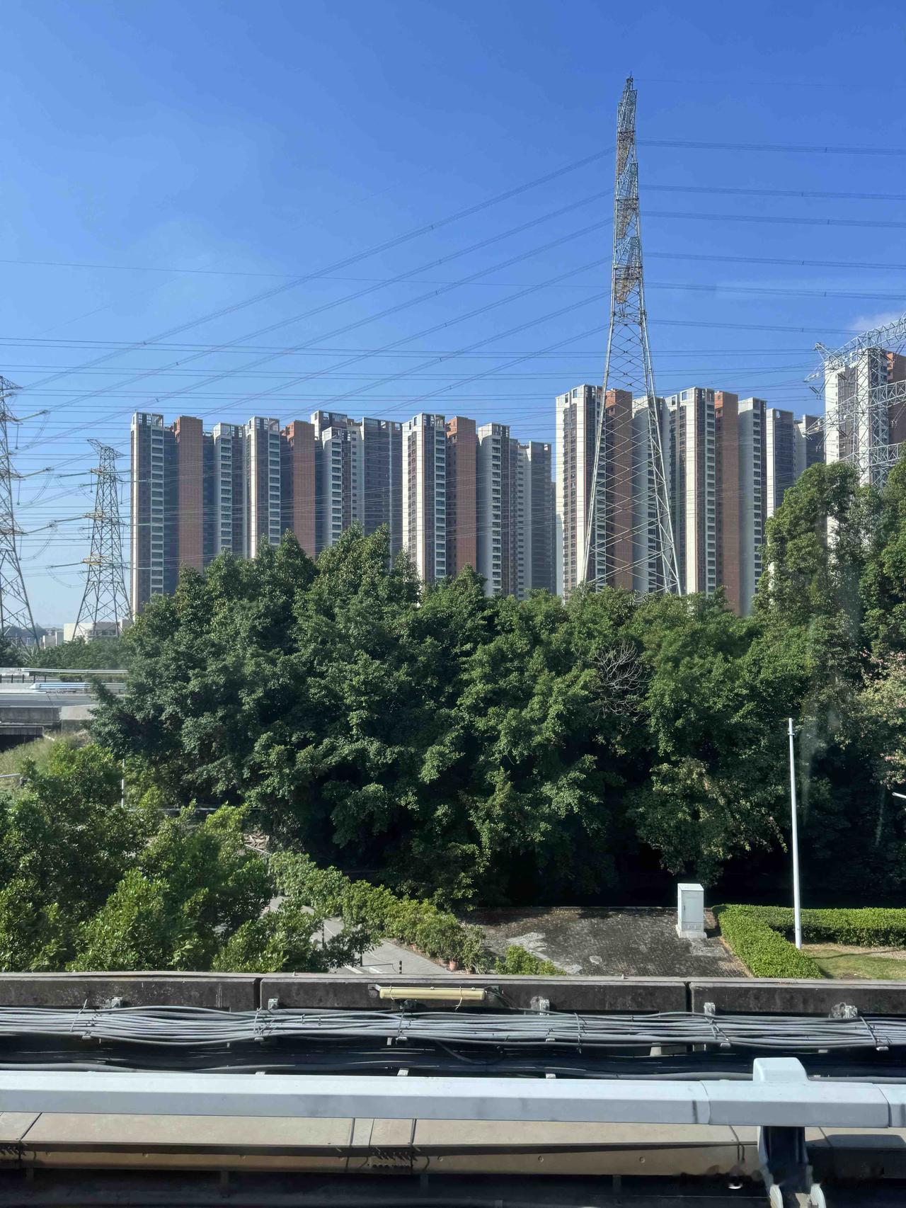 每次路过这个小区，我都很好奇：这个小区现在有业主，入住了没？这么好的位置，