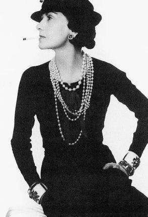 1971年，88岁的香奈儿在离世当天，出现了回光返照。只见她和往常一样精心梳妆，