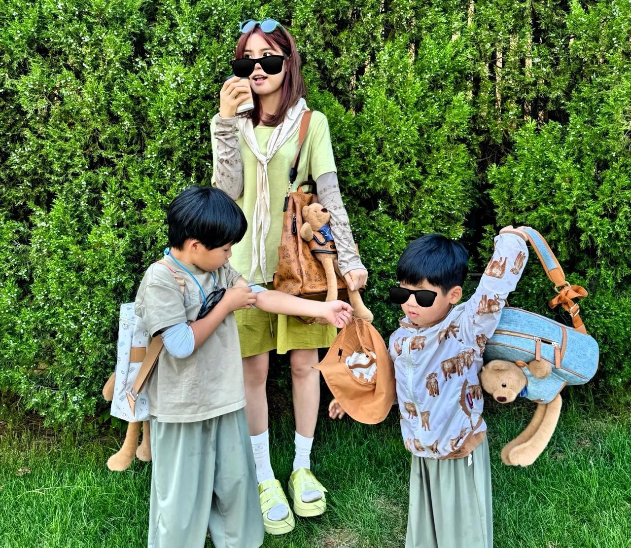 苏醒老婆廖语辰晒出带娃日常，她和两个儿子在一起就像大姐姐！这也太青春活力了，俏皮