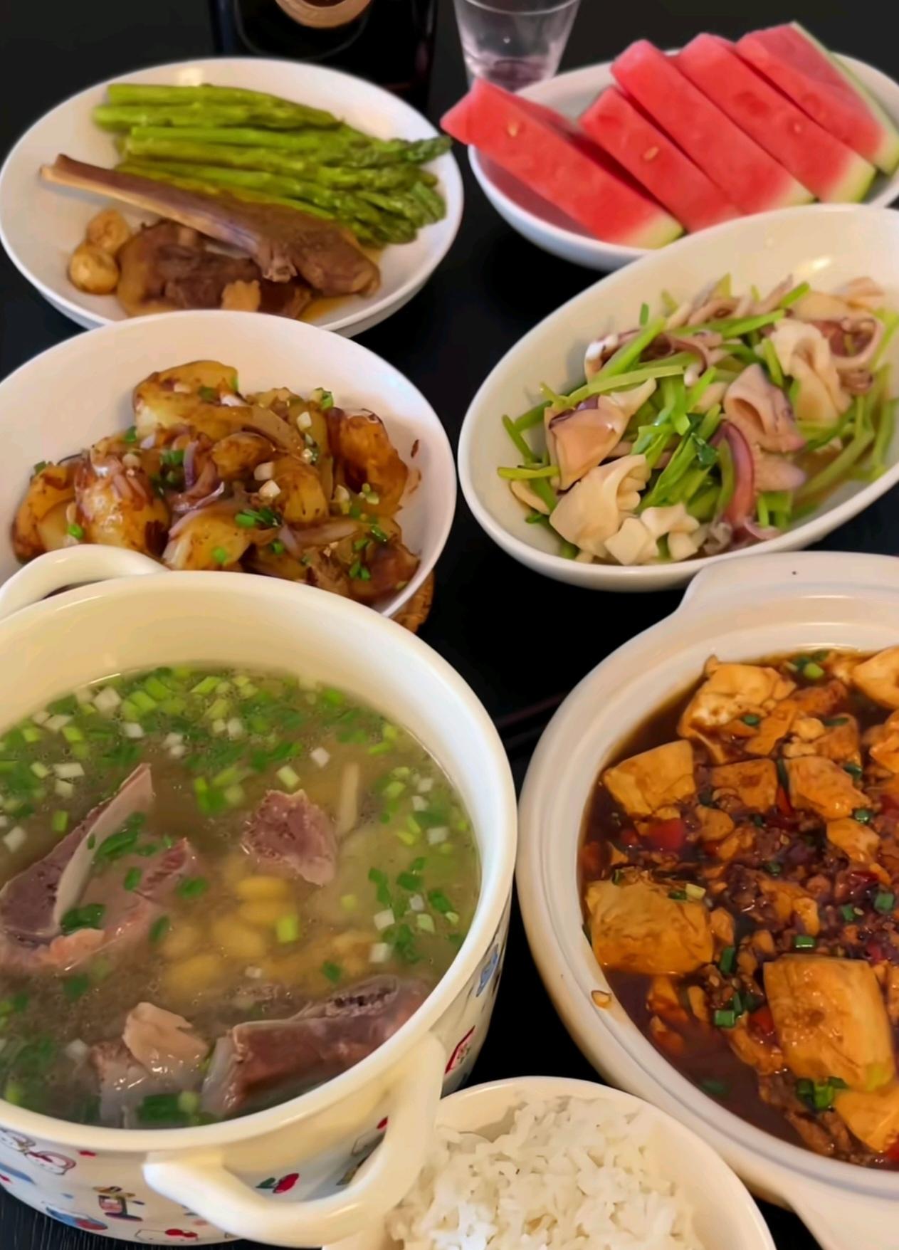 我馋排骨，孩子想吃羊排，婆婆用心备下一桌饭菜。排骨黄豆汤、芦笋羊排、洋葱土豆