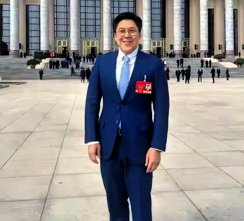 霍启刚，从名人到议员，这转变也太快了，大家都觉得他以后不得了，身份变了，霍启刚