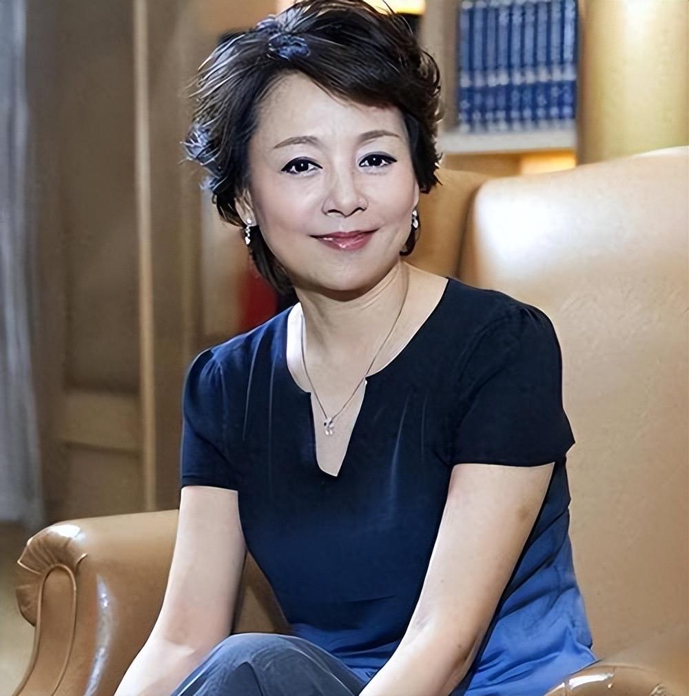 张瑜在采访里突然落泪，说这辈子最后悔的，就是错过了当年那个真心实意对她好的男人