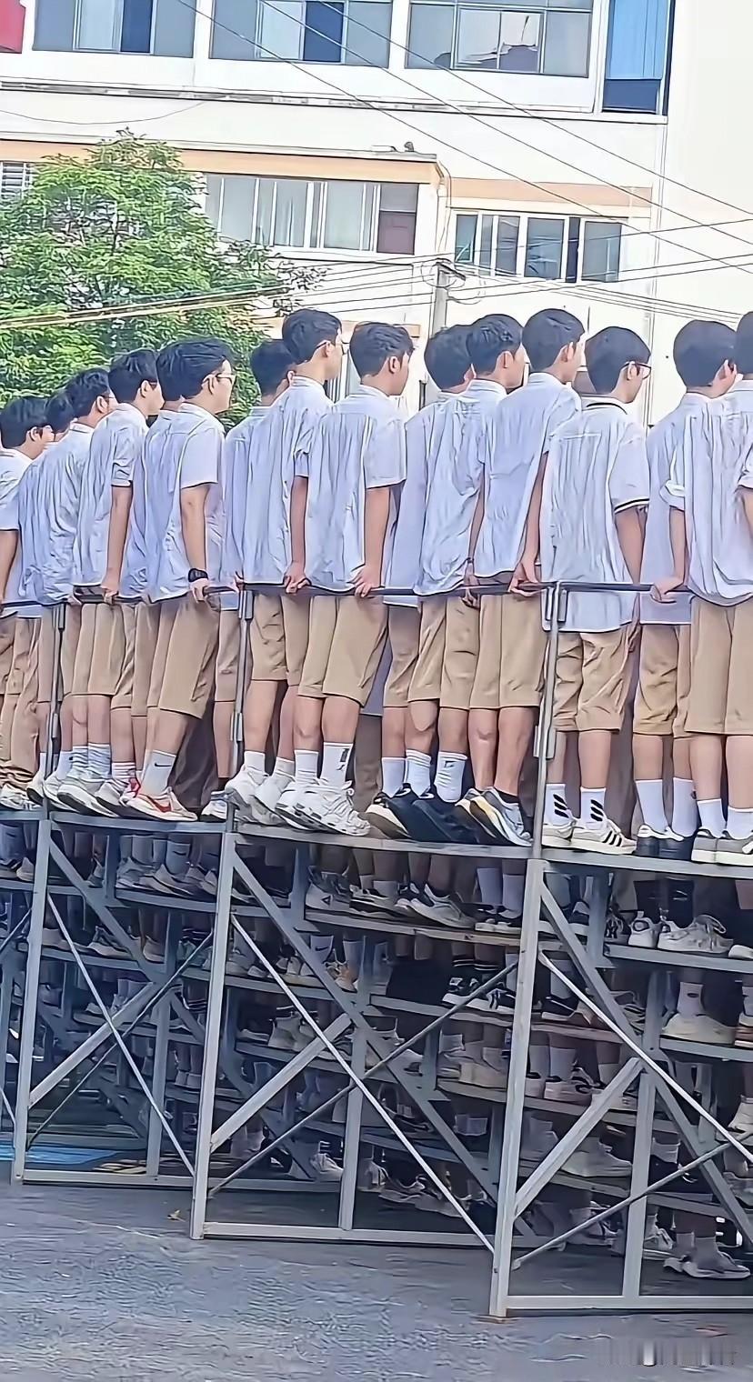 站在最高排为何还要踮起脚来？是对自己的身高不自信吗？以前记得排毕业照都是盯前排的