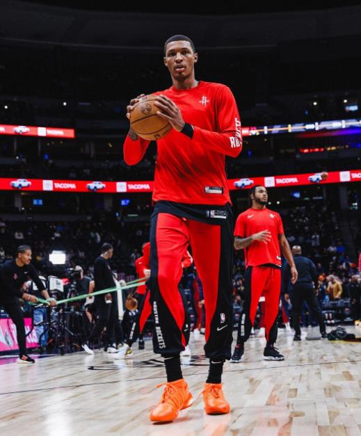 休赛期的时候，火箭队的阵容有了大幅调整。本赛季从现在来看，火箭队的轮换阵容有了巨