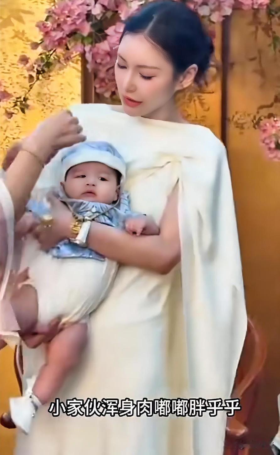 夏日生活打卡季马筱梅晒汪宝近照，外公外婆为他办收涎仪式，小汪宝胖乎乎肉嘟嘟十分可