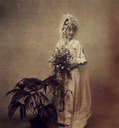 张学良90岁那年，回首往事时，他咬牙切齿地说：“此生最喜欢的女人就是唐怡莹，但这