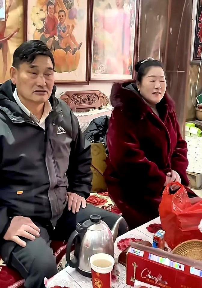 大衣哥女婿婚礼上那张“不情愿”的脸，朱家却说这比百万聘礼还值钱！你是不是也觉得