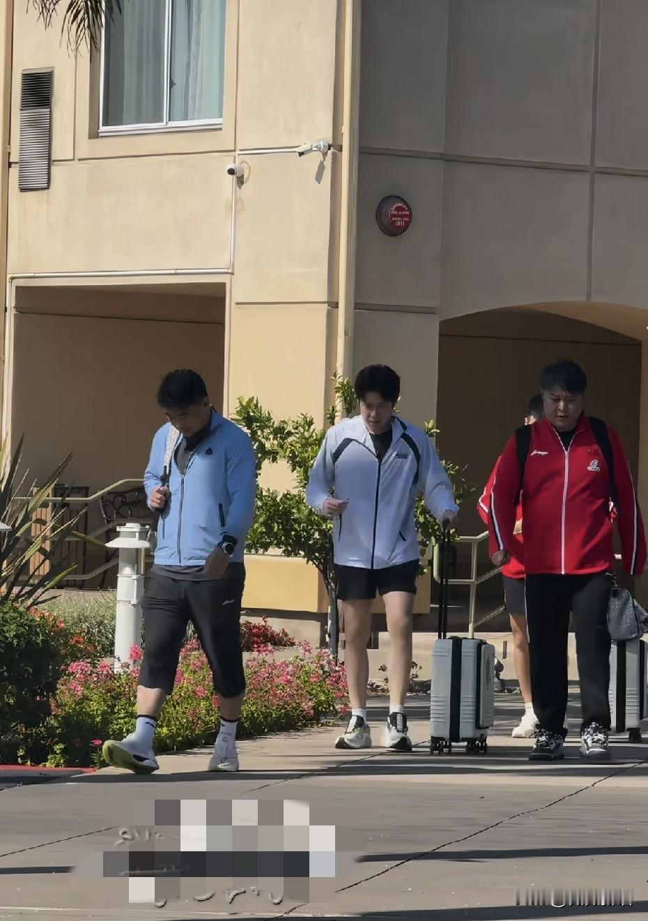 国乒男队今天也上训了。比赛开始前，王皓的心情还不错，王皓、王楚钦、孙逊、牛冠凯