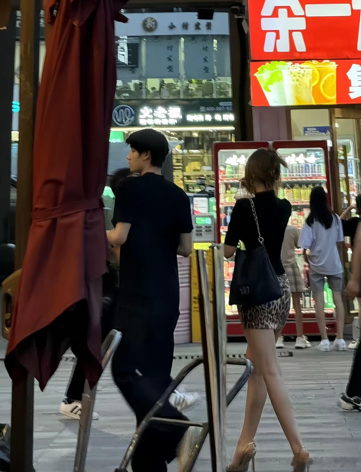 姐妹拍到了我和男朋友出门逛街​​​