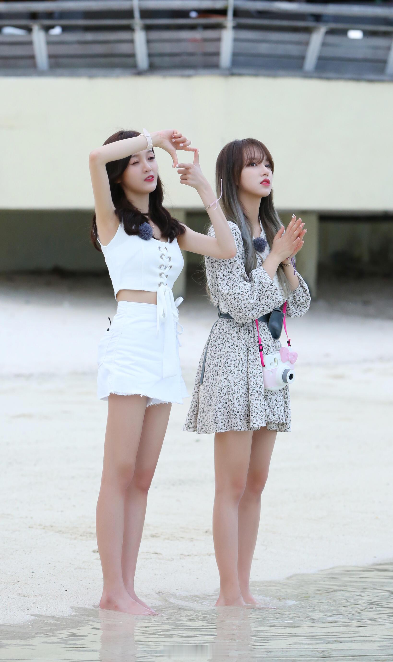 程潇和吴宣仪清凉夏日，沙滩海边🏖️