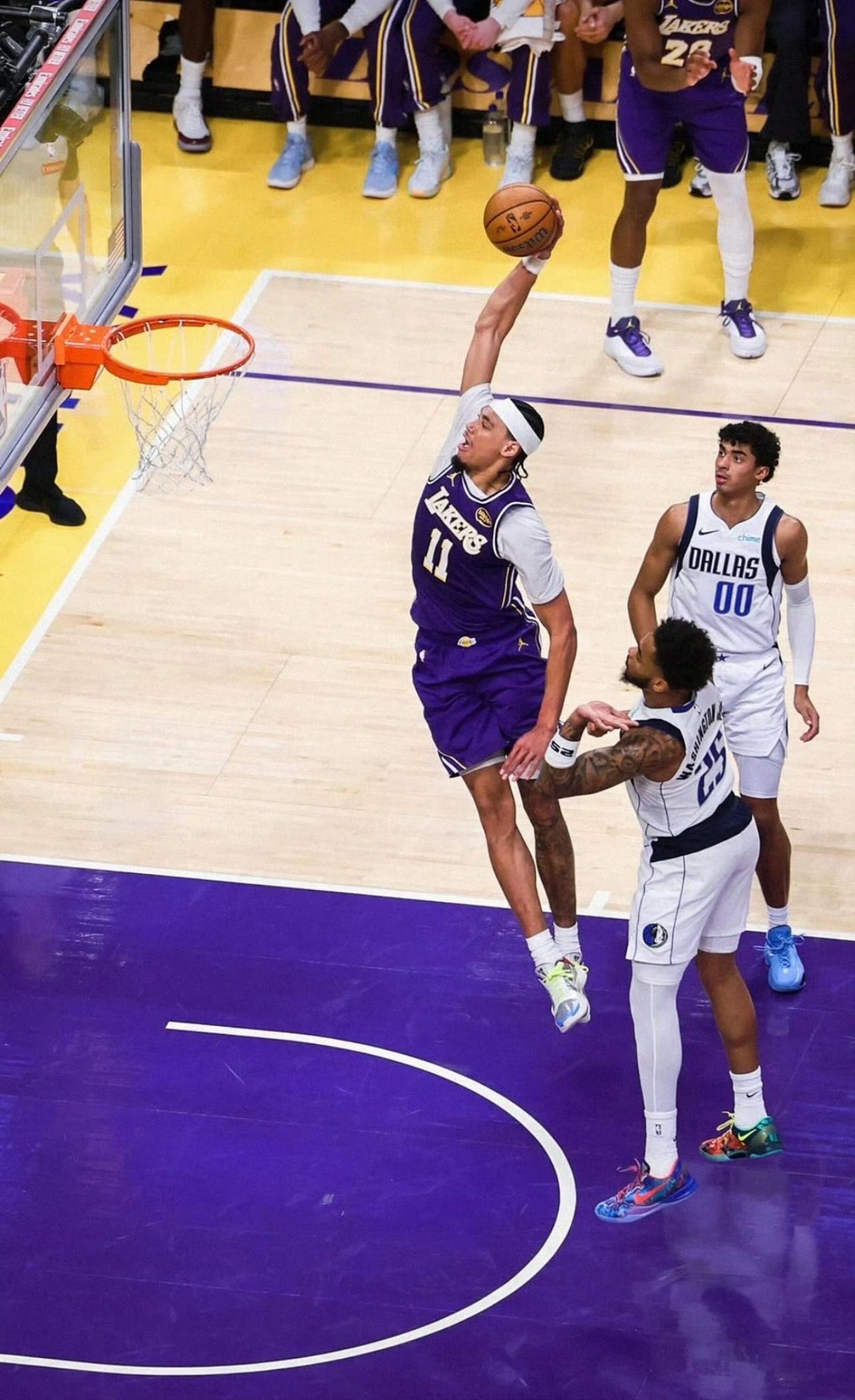 湖人教练的战术调整简直血赚！知道斯玛特缺席少了防守核心，干脆主打“内线吃饼+外线