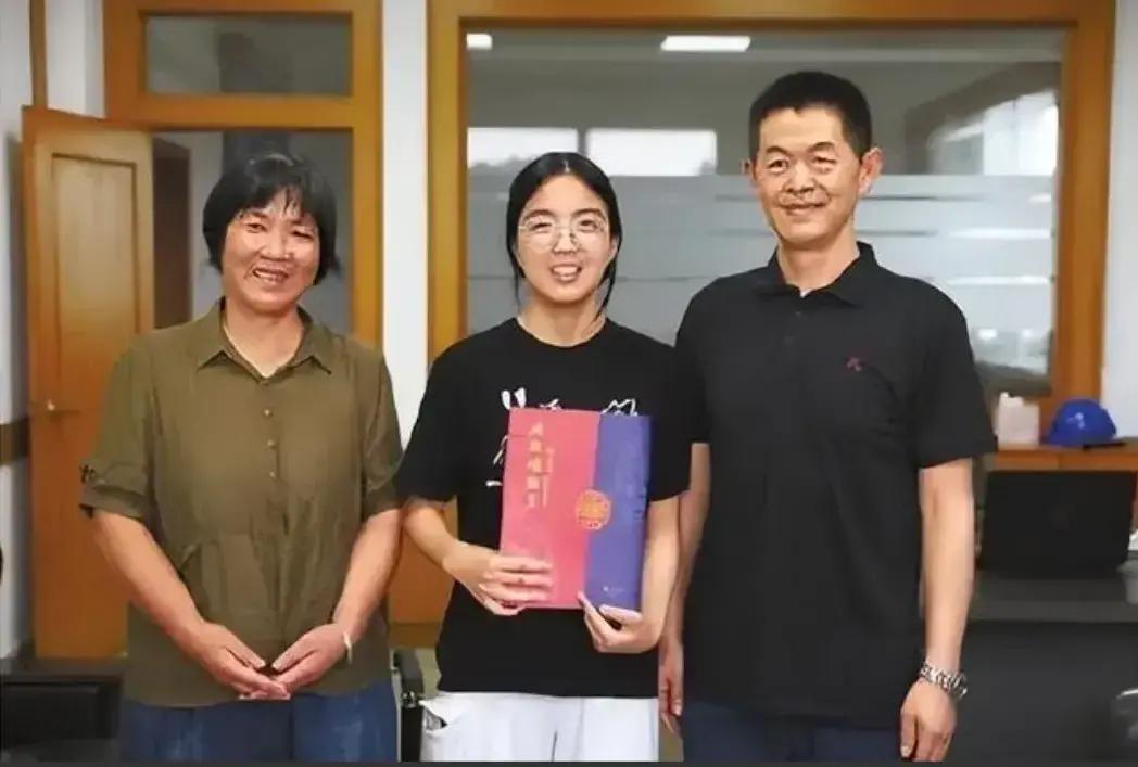 浙江女孩吴玉其大学四年一直接受着一位好心人的匿名资助，如今顺利保研复旦。当她几经