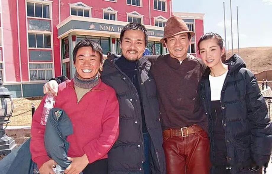 王宝强刘德华李冰冰当年的一张合影。2004年，拍摄《天下无贼》期间，王宝强林