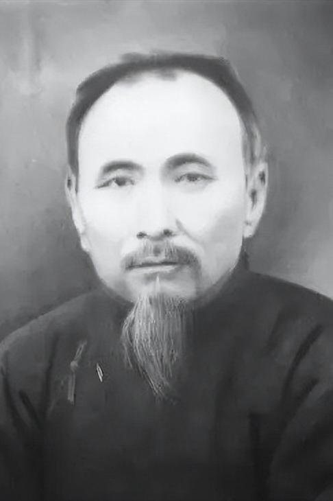 1935年，孙中山前保镖，66岁的杜心五被日军囚禁，行刑前夜，他竟用两根鸡骨撬开