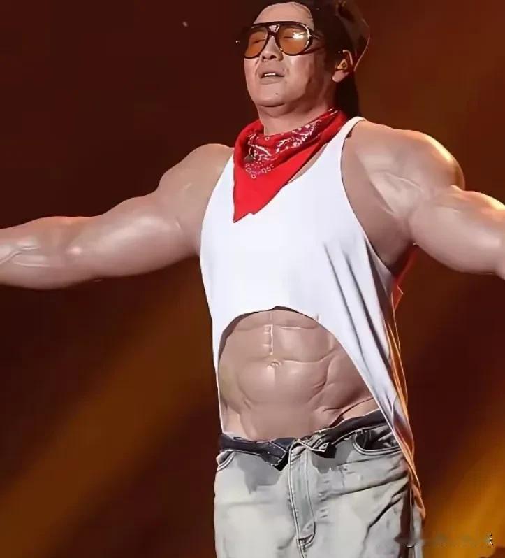 47岁曹格穿肌肉道具服装开演唱会，一股油腻感扑面而来，人老了果然做什么都心酸。